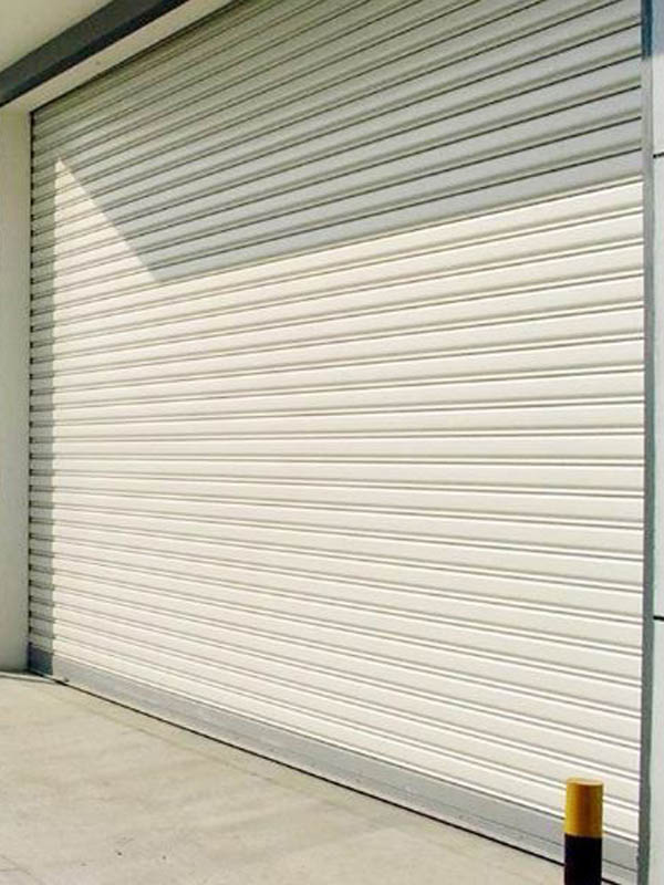 Windproof rolling shutter door